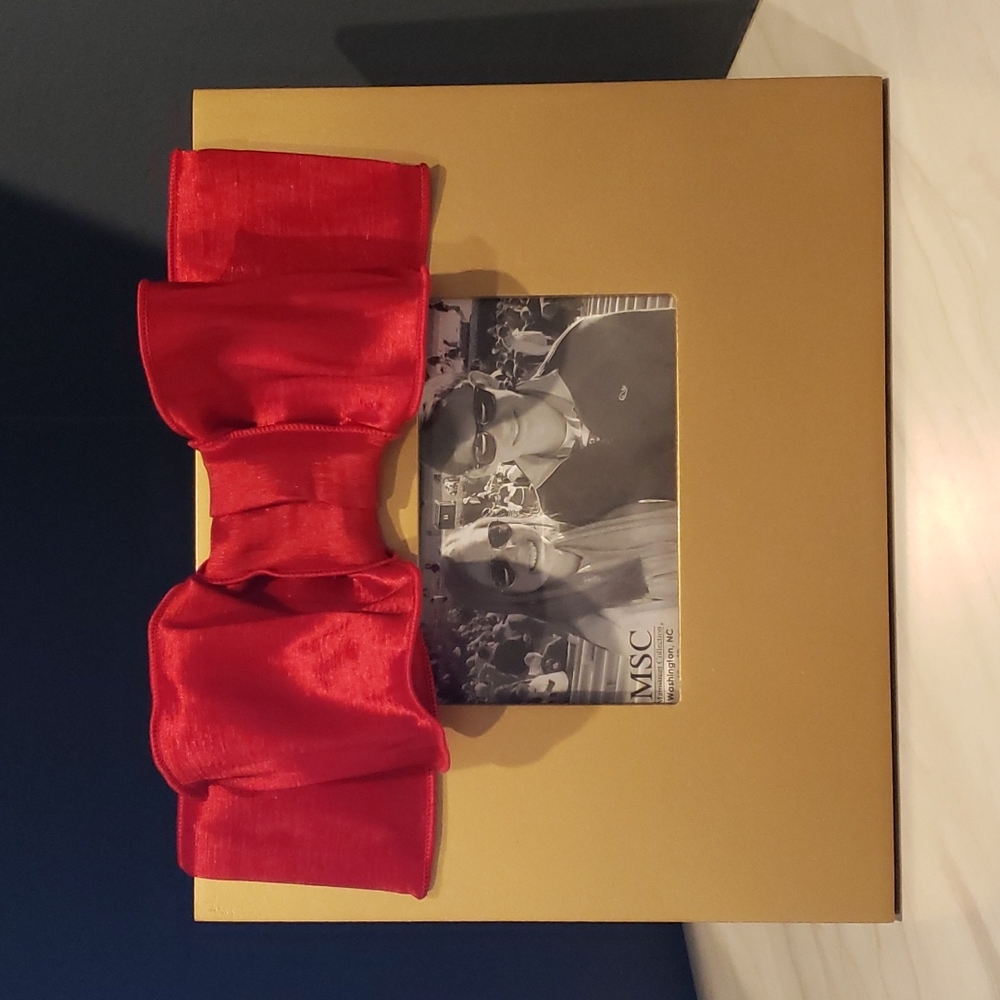 MSC Mainstreet Collection, 4" x 6", Gold-Red Metallic Bow Frame